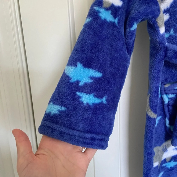 Kid’s fuzzy shark themed bathrobe — size 130 (6/7) - Picture 2 of 5